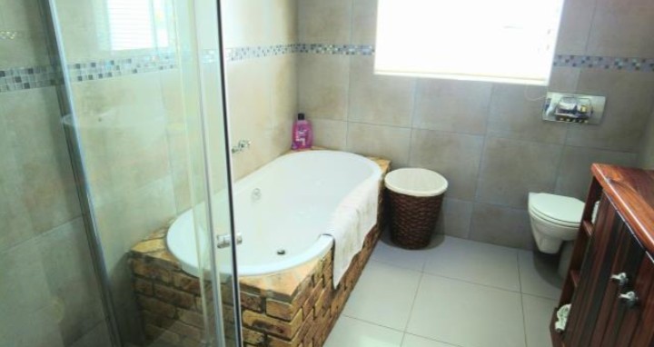 To Let 4 Bedroom Property for Rent in Winterstrand Eastern Cape
